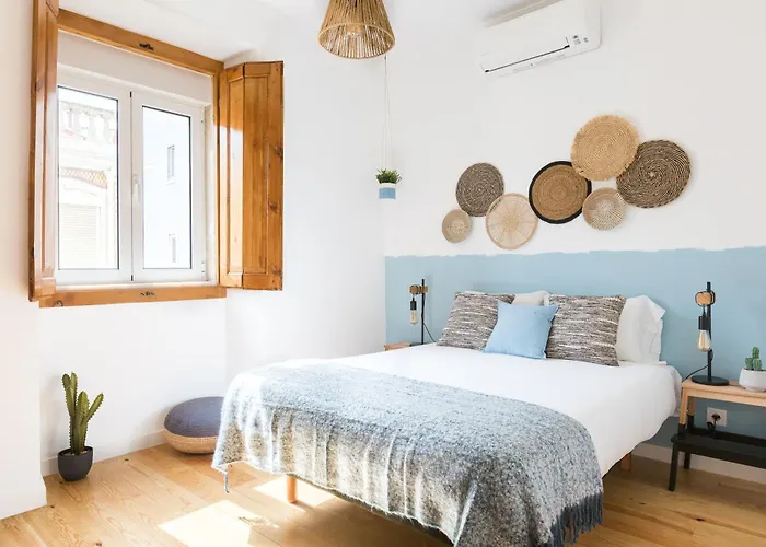 Feel Home in this Stunning Renovated Nest in Graça
